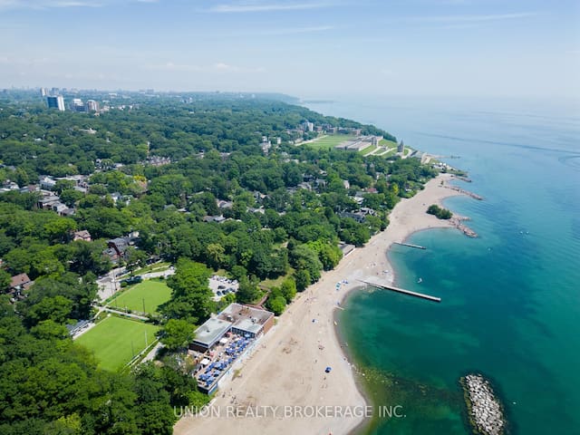 4 bedroom beach house – 2 min walk to beach!