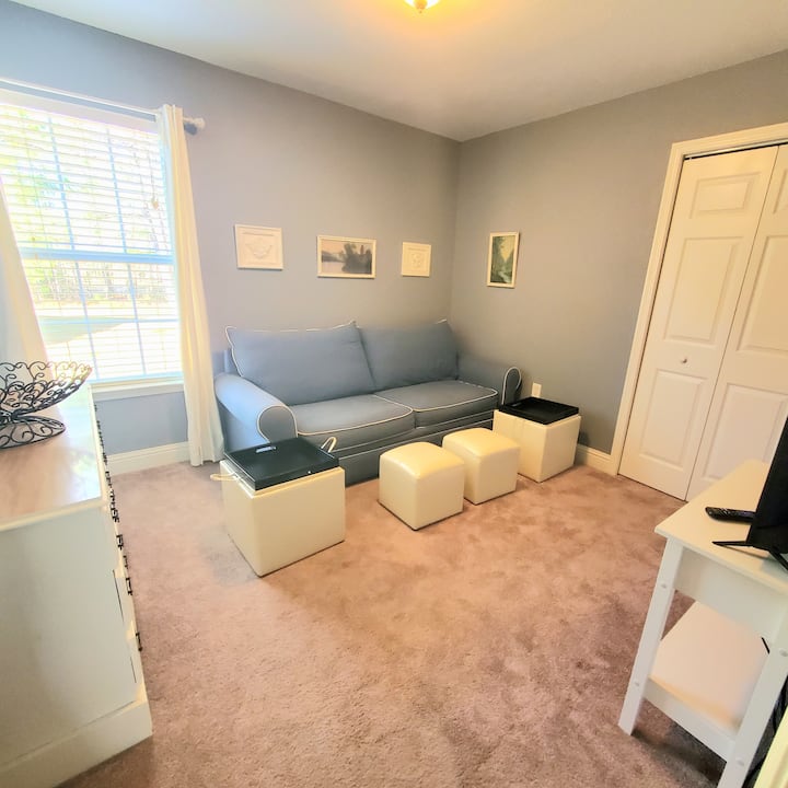 Მესამე საძინებელი მრავალფუნქციურია. Ის შეიძლება დაყენდეს, როგორც დენი/მეორე საცხოვრებელი სივრცე. Ყველაზე დიდ ოსმალებს პატარა ფეხის სავარძელი უჭირავთ. Მათი ზედაპირები გადაფურცლეთ მაგიდების დასამზადებლად სასმელებისა და წასახემსებლების დასალევად. 