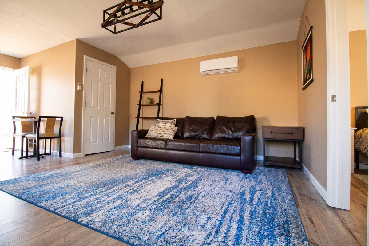 Დიდი, მყუდრო ტახტი მისაღებ ოთახში