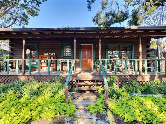 Porches *Cozy Log Cabin* easy walk to Lake Travis