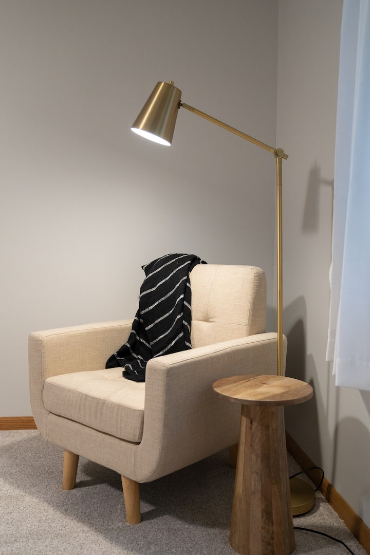 кът за сядане в основната спалня е чудесен за нощно четене или превъртане на IG или Amazon 