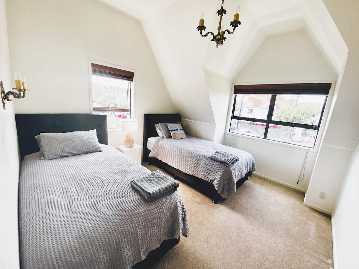 ห้องนอนที่ 2 มีเตียงเดี่ยวคิงไซส์ 2 เตียงโต๊ะข้างเตียงและโคมไฟตู้เสื้อผ้าขนาดเล็ก 
ตัวเลือก: ย้ายเตียง trundler (จากห้องนอน 3) ไปไว้ในพื้นที่สำหรับเตียงที่ 3