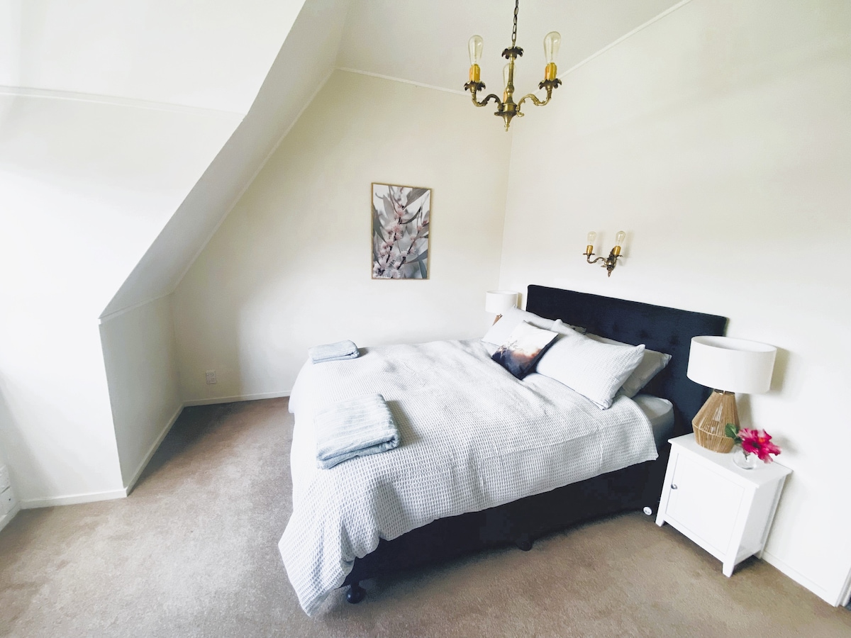 ห้องนอนใหญ่รวมถึงเตียงควีนไซส์ที่สะดวกสบายสุดๆโต๊ะข้างเตียงและโคมไฟพร้อมตู้เสื้อผ้าขนาดใหญ่