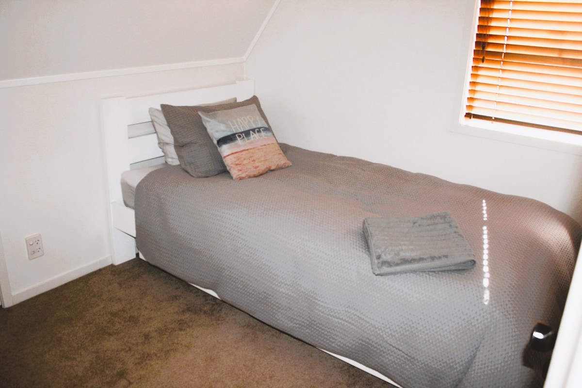 ห้องนอน 3 ประกอบด้วยเตียงเดี่ยวคิงไซส์พร้อมเตียงเดี่ยวแบบ trundler ที่เก็บไว้ด้านล่าง
หมายเหตุ: หากใช้เตียง trundler ให้เปิดประตูทิ้งไว้เพื่อป้องกันไม่ให้เกิดอันตรายจากไฟไหม้ หรือย้ายเตียง trundler ไปไว้ในพื้นที่ชั้น 2 ของห้องนอน