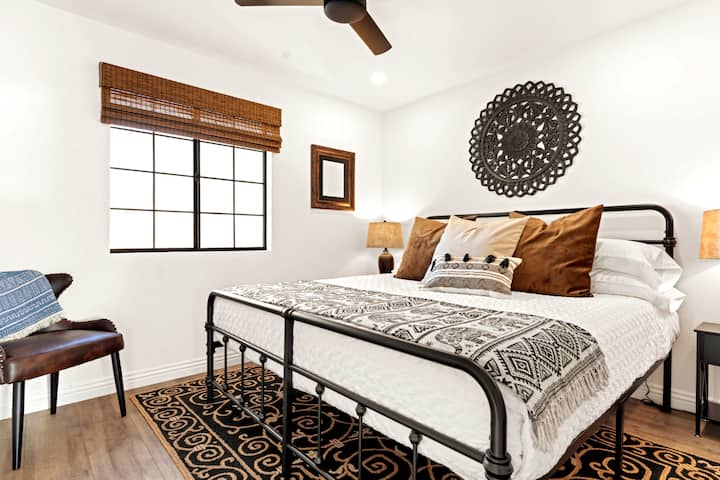 King bed -twelve inch nene, plush  godoro lenye ubora wa hoteli yenye nyuzi za juu 100% shuka za pamba - zimebanwa. Mito miwili kwa kila mtu (4 kwa kila kitanda) mbili za wastani na mbili laini. Mashuka, mablanketi na mito yenye ubora wa hoteli. Mito ya kutupa ya Velvet.
