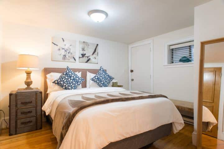 Спална соба бр. 2 - Има брачен кревет (широк 150-179 см), две ноќни масички, клупа и просторен плакар.