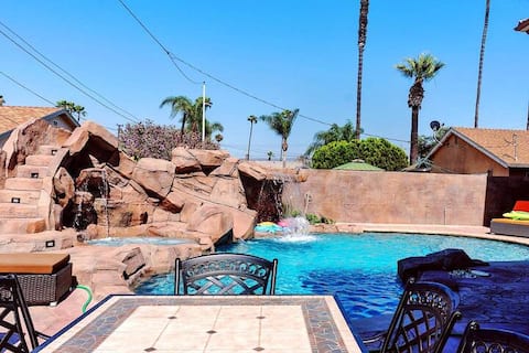 Big Luxury Villa Stay 22 Guests w Pool and Spa
