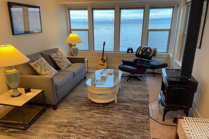 Waterfront Retreat Sleeps 4 - Seattle Skyline - Bainbridge Island, WA