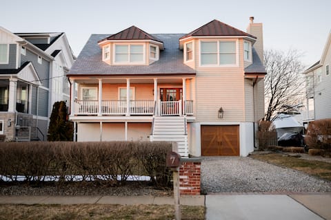 Stunning Beach House 1 Block to Beach