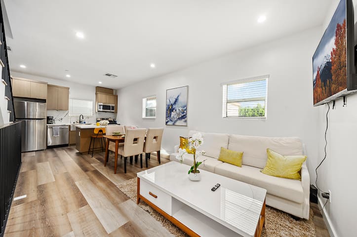 3BR3BA house in Hollywood+Parking