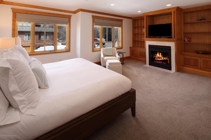 4/5 Aspen Gorgeous Core Townhome, Ski, Sleeps 12! - Aspen, CO