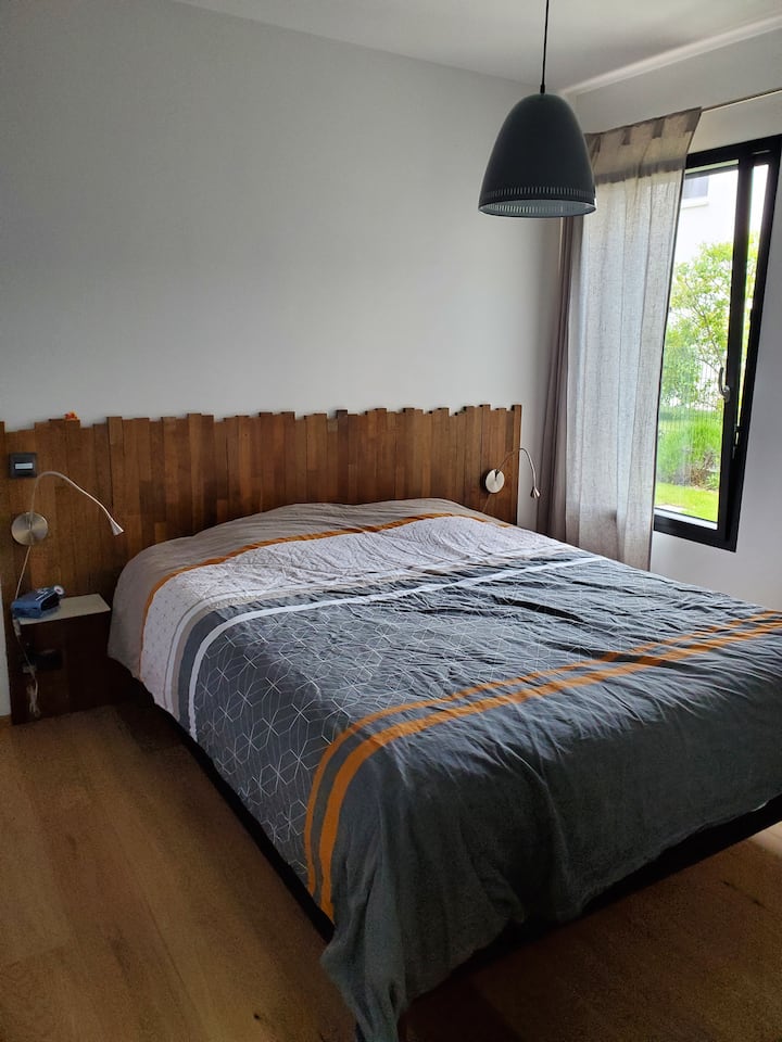 Soba u apartmanu s bračnim krevetom i 2 kreveta te vlastitom kupaonicom i WC-om