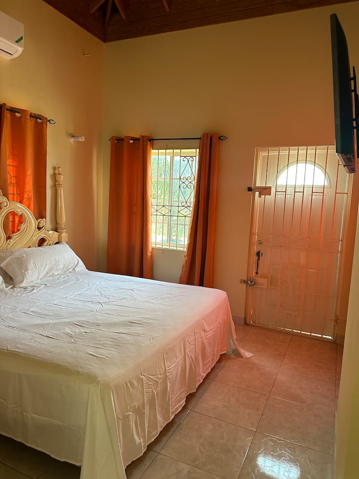 Glavna spavaća soba s privatnom terasom.
Pogled na ocean i grad