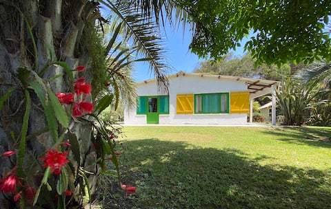 La Cambicha. Garden and sea.