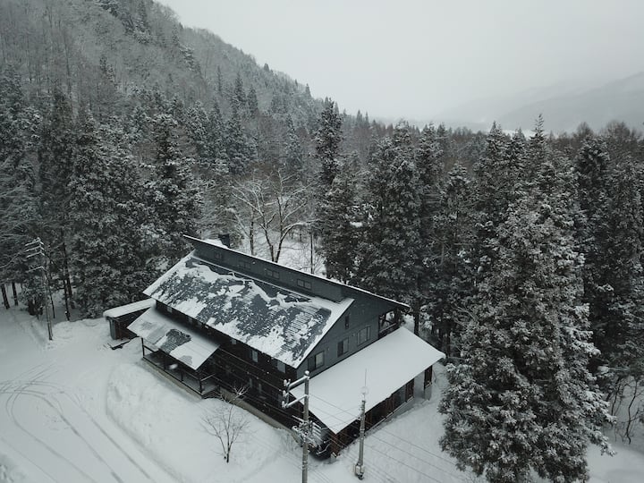 Bears Den Mountain Lodge - Hakuba