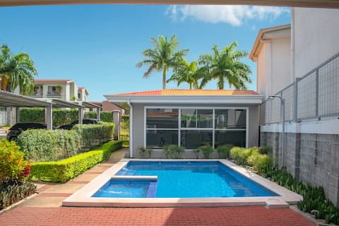 Cozy apt near the airport. Pool in condominium