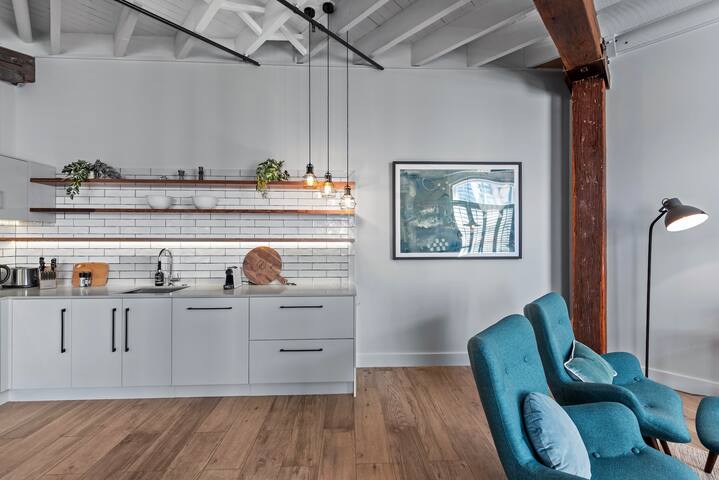 Luxurious Woolstore Living! ~Teneriffe gallery image 4