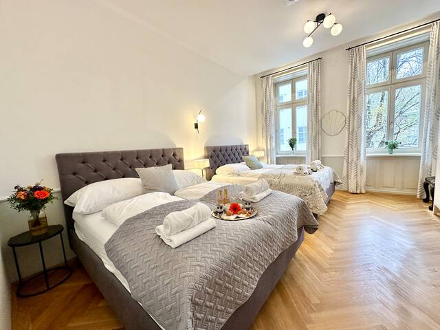 Historical Luxury 3- Bedroom- SUITE w/AC, Balcony gallery image 4