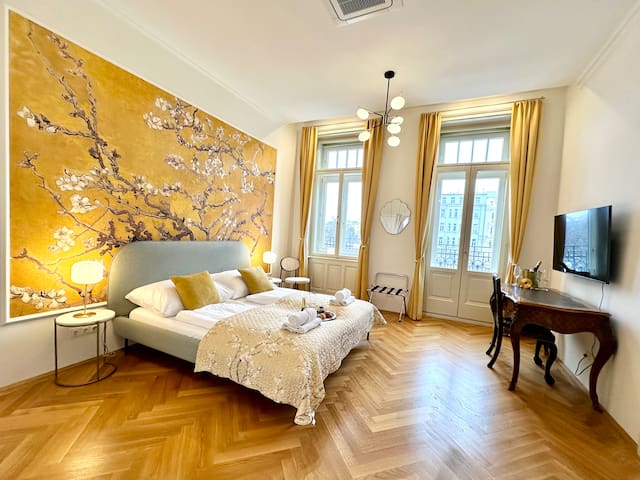 Historical Luxury 3- Bedroom- SUITE w/AC, Balcony