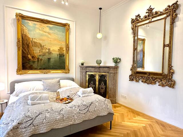 Historical Luxury 3- Bedroom- SUITE w/AC, Balcony gallery image 2