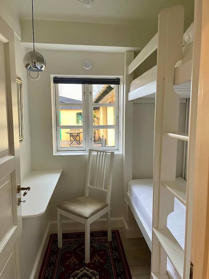 Soverum med køjeseng.
Slaapkamer met stapelbed