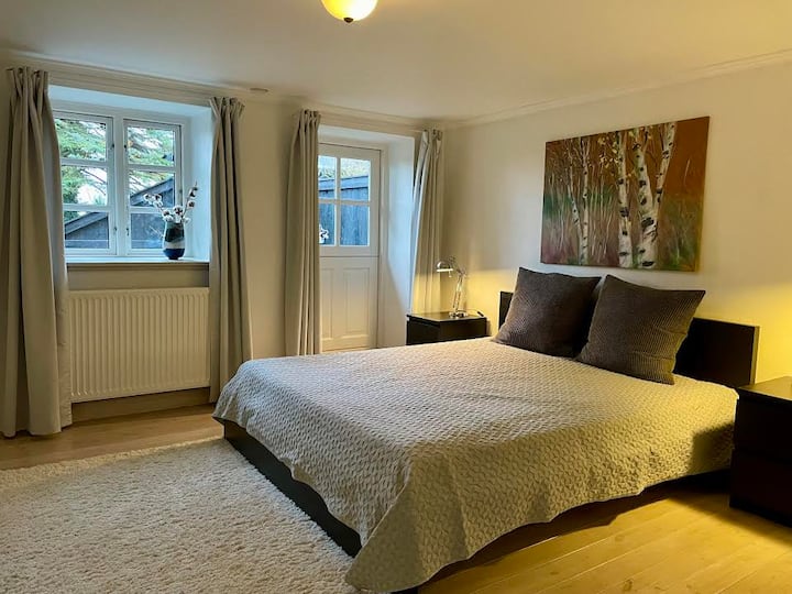 Slaapkamer met klein bureau.
Slaapkamer met klein bureau.