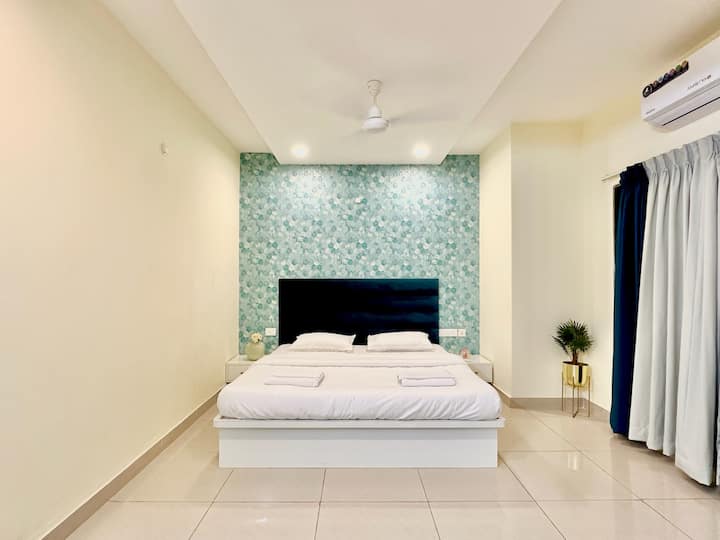 Bedroom 4 with En-suite Bathroom and City Skyline view