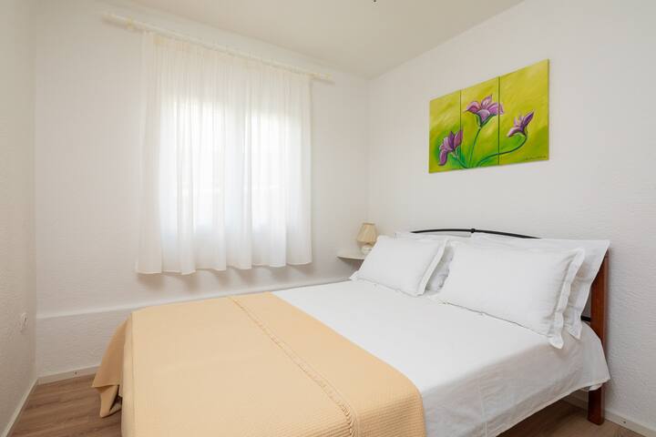 ห้องนอนที่อบอุ่นพร้อมเตียงคู่ขนาดใหญ่ 1 เตียง 