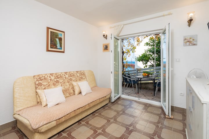 พื้นที่นั่งเล่นพร้อมพื้นที่รับประทานอาหารกลางแจ้งและวิวทะเลที่สวยงาม