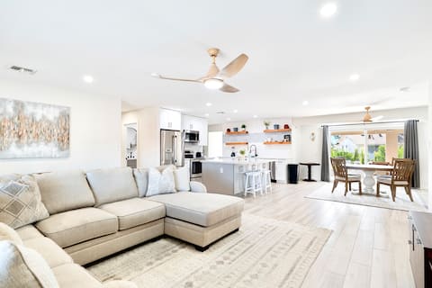 Stylish & Modern Sun City Retreat Near Westgate!