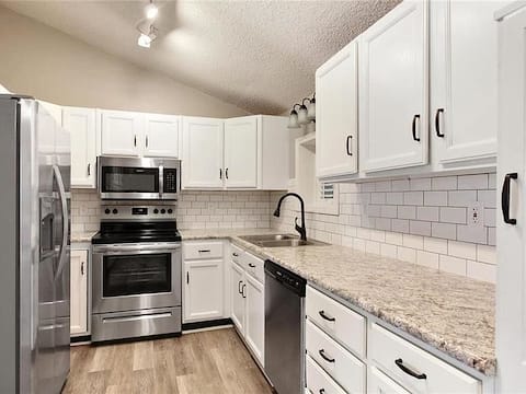 5 bd/ 4 ba - over 3000sqft 4 mins from Stadium