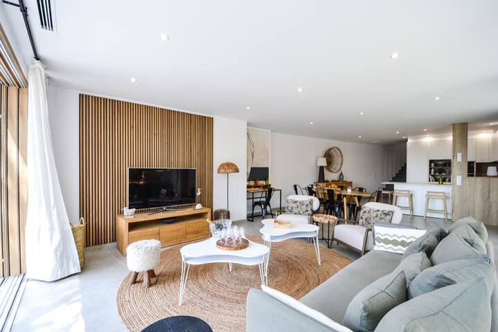 Nouveau 200m2 Villa Pino Canyelles Rosas parking gallery image 3