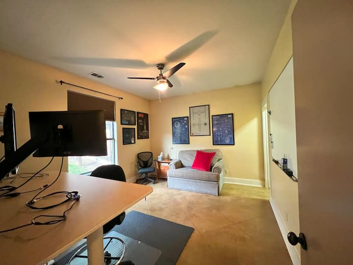 Druhá kancelária/posteľ pre hostí od vstupných dverí.  Všimnite si, že vysoké / nízke kancelárske stoličky zaznamenáte malú rozkladaciu rozkladaciu posteľ/gauč.