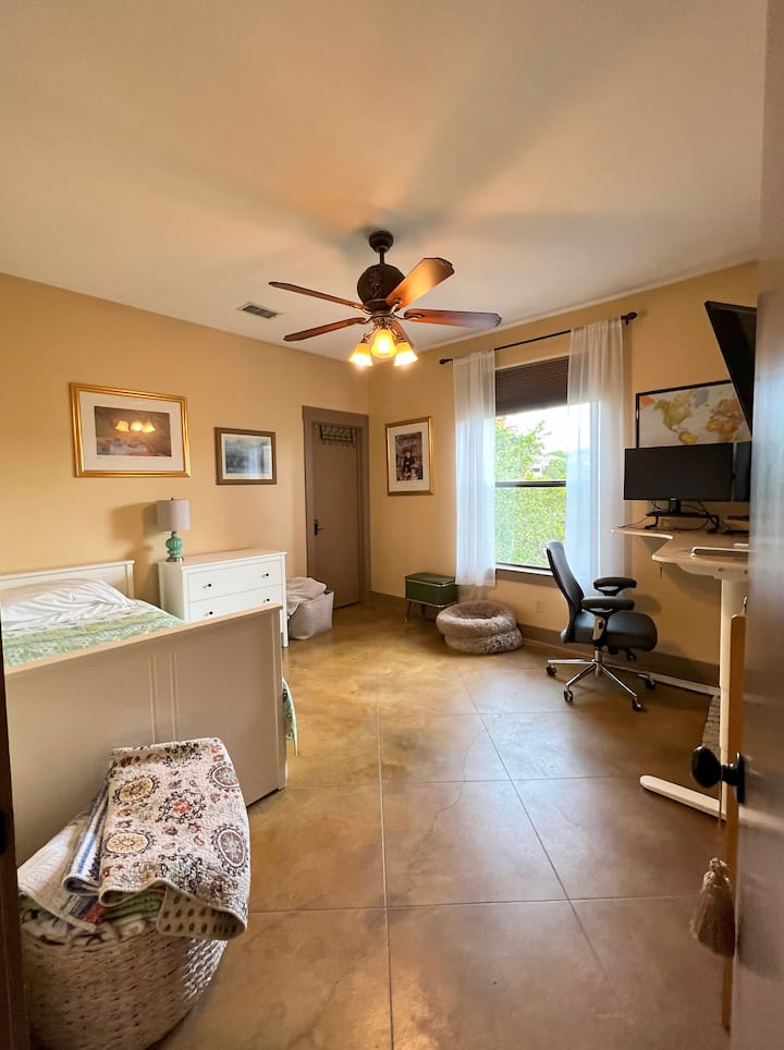 Prvá kancelária /posteľ pre hostí s dennou posteľou a okrajom písacieho stola.