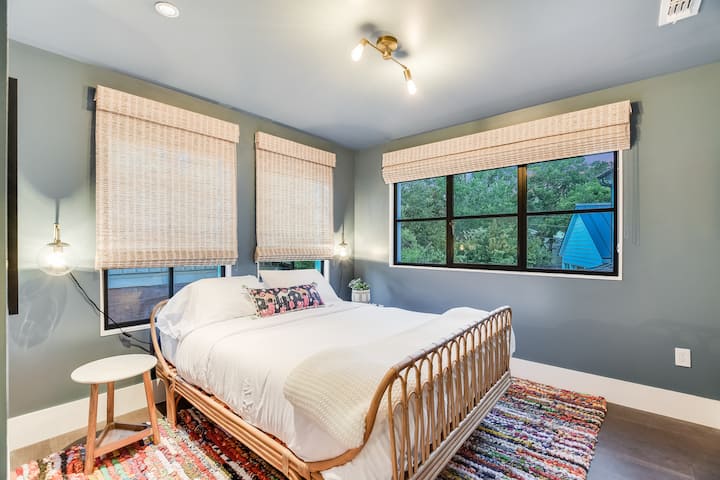 Bedroom 2 in the 'FROG' guesthouse!  Queen size bed, flat screen TV with Apple TV, Sonos speakers.  Small wardrobe closet with hanging space.