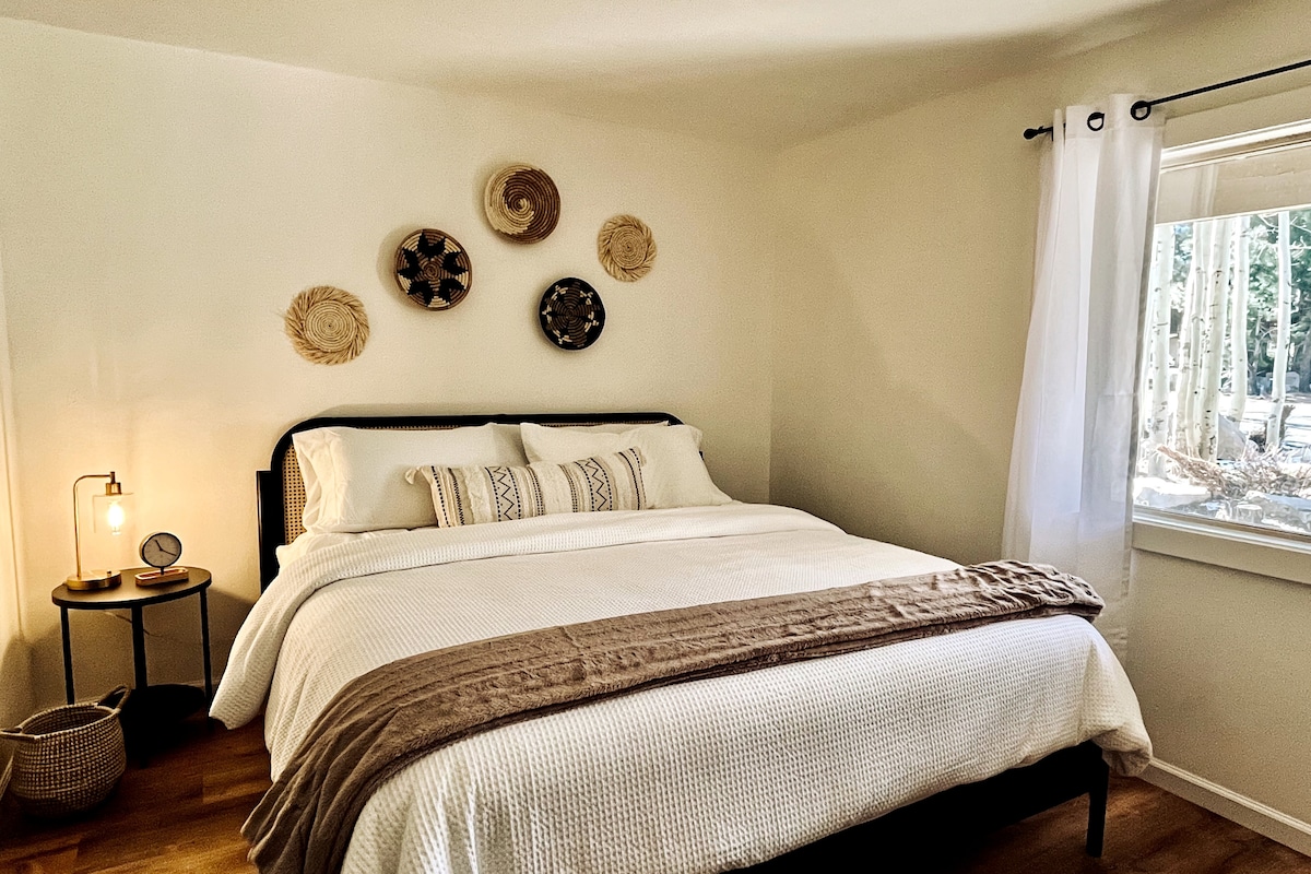 En bas, chambre « principale » 3 avec lit King et salle de bain attenante