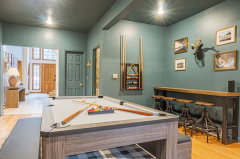 8BR Luxury Maplewood Manor • Hot Tub & Fire Pit