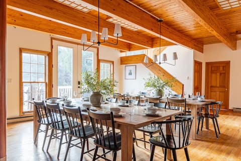 8BR Luxury Maplewood Manor • Hot Tub & Fire Pit