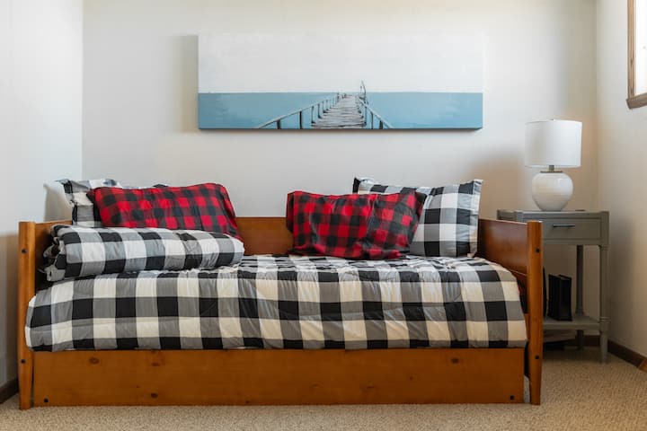 Საწოლი მაღლა მდებარე ლოფტში, რომელსაც აქვს ორი ტყუპი მატრიცა 