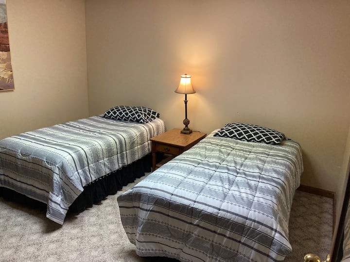 Zwei Zweibettzimmer auf Terrassenebene