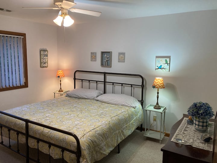 Kingsize-Schlafzimmer auf der Hauptetage