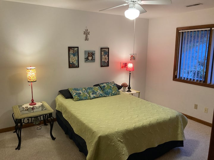 Queensize-Schlafzimmer auf der Hauptebene