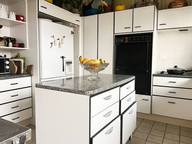 Quirky, artists dream – magnificent mountain views gallery image 4