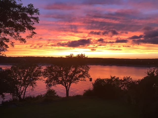 Spectacular Lakefront Oasis. gallery image 3