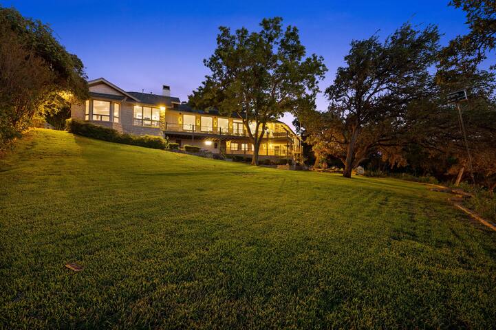 Spectacular Lakefront Oasis. gallery image 5