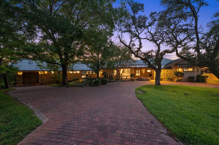 Spectacular Lakefront Oasis. gallery image 4