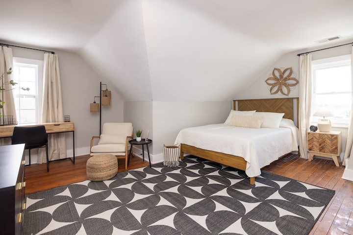 ห้องนอนควีนไซส์ชั้น 3 พร้อมพื้นที่ทำงานพื้นที่นั่งเล่นและสมาร์ททีวี