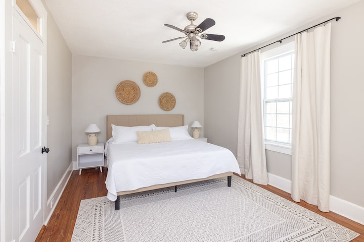 ห้องเตียงคิงไซส์ชั้นสองพร้อมห้องน้ำในตัว