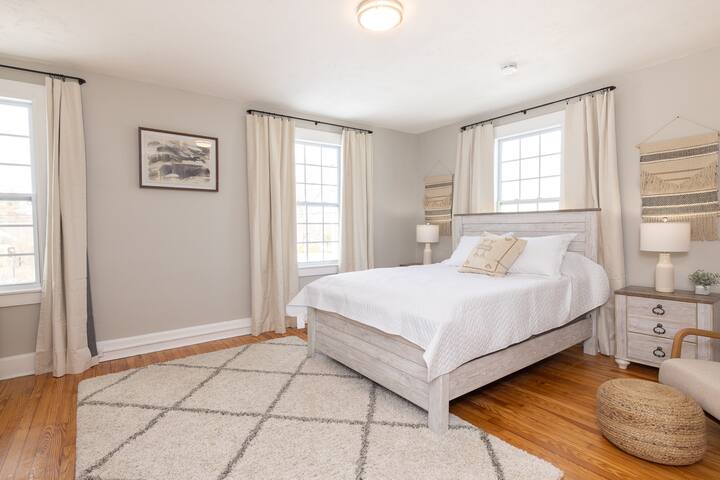 ห้องนอนควีนไซส์ชั้น 2 พร้อมพื้นที่นั่งเล่น