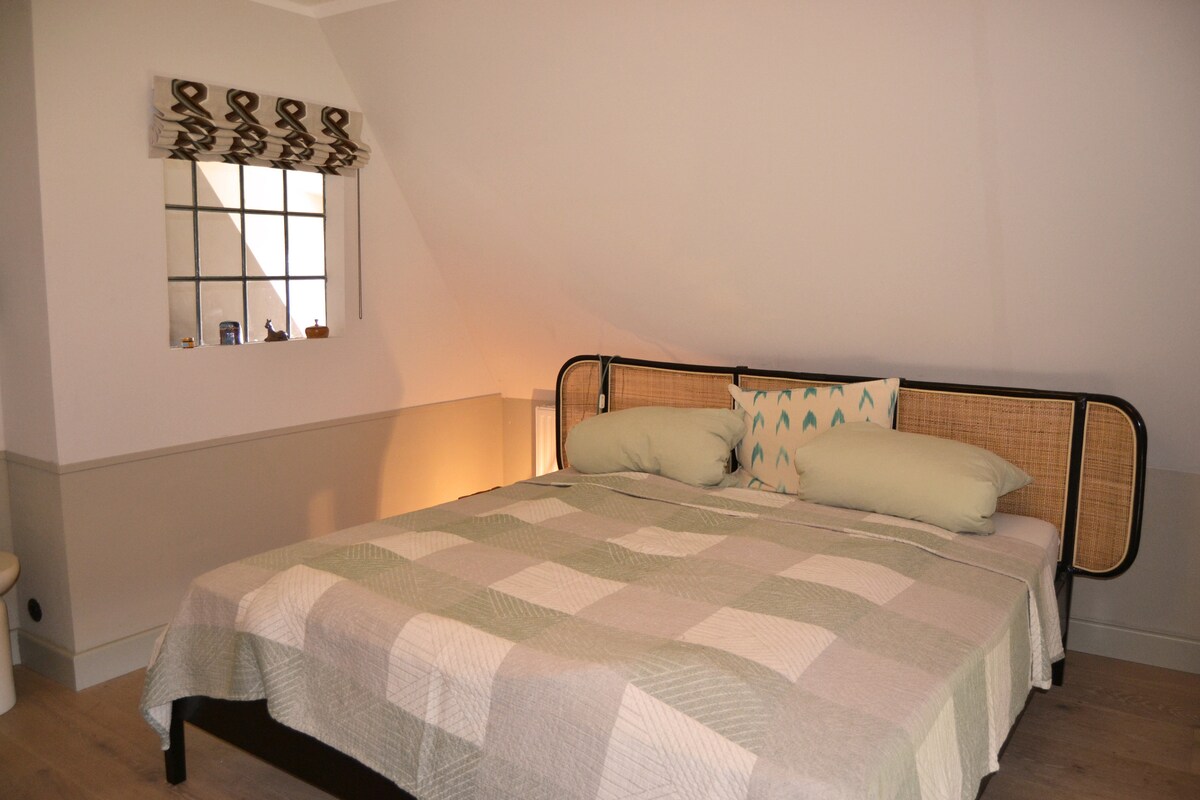 Поголема спална соба со многу простор и мир